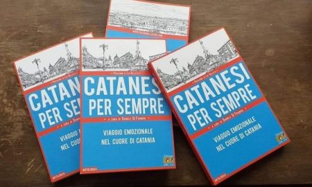 La copertina del libro Catanesi per sempre celebra i colori della città: il rosso del fuoco e della lava e l'azzurro del mare