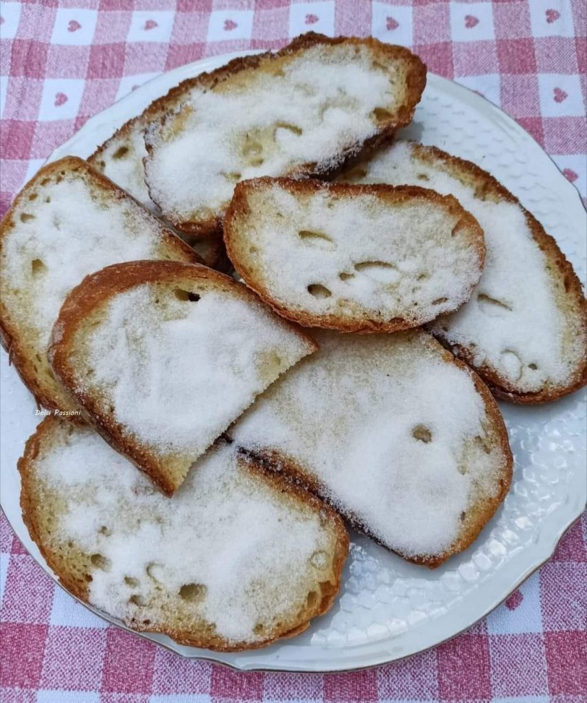 Una delle merende tradizionali che vede come assoluto protagonista il buon pane siciliano, accompagnato da tanti condimenti, dal dolce al salato. Questo è il pane fritto con lo zucchero