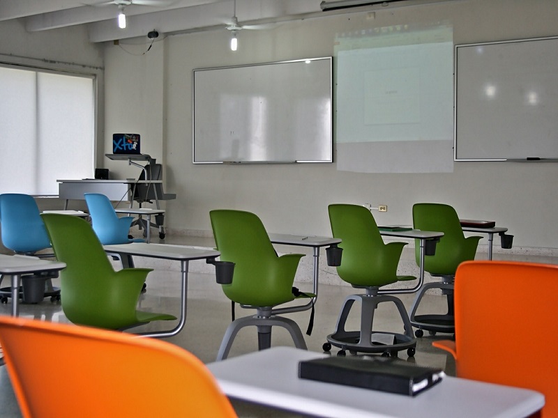 banchi e sedie verdi in un'aula scolastica - Foto: Pixabay