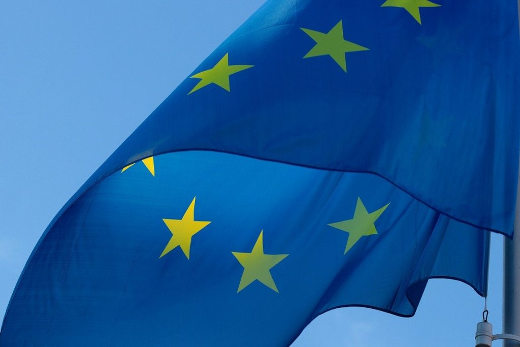 Bandiera blu con le stelle dell'Unione Europea- Foto: Pixabay