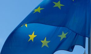 Bandiera blu con le stelle dell'Unione Europea- Foto: Pixabay