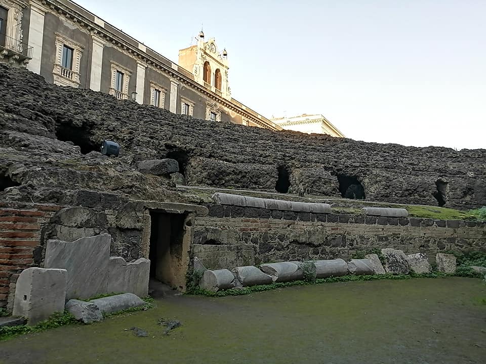 Interno dell'anfiteatro romano di Piazza Stesicoro, strutturalmente il più complesso degli anfiteatri siciliani e il più grande in Sicilia. Al suo interno si svolgevano spettacoli di vario tipo fra cui le naumachie.