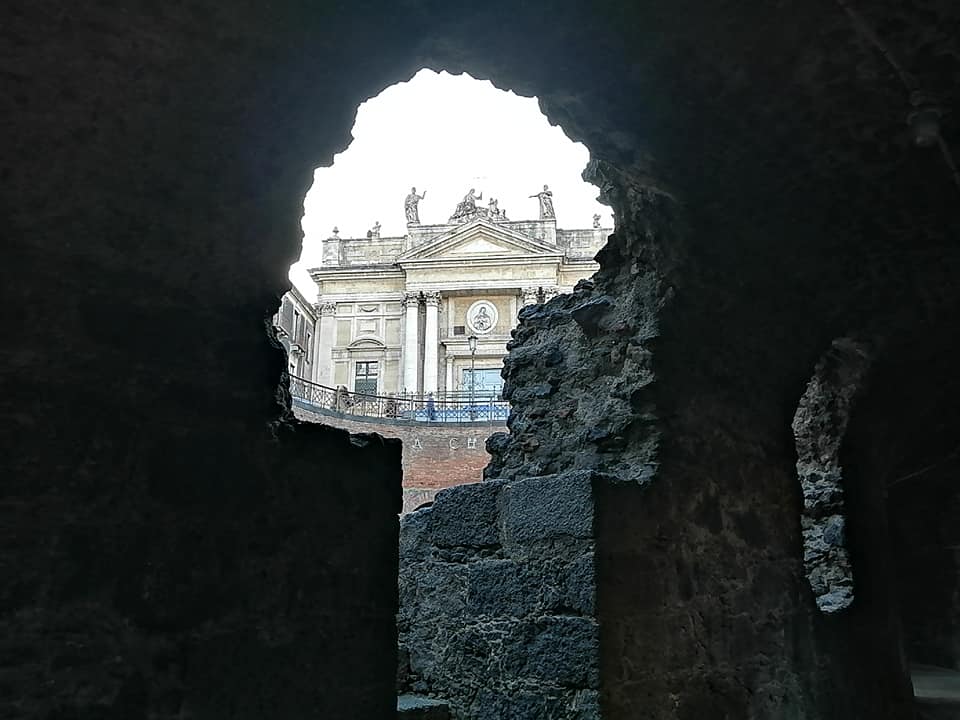 Altro dettaglio proveniente dall'interno dell'anfiteatro romano di Piazza Stesicoro da cui è ravvisabile la Chiesa di San Biagio, conosciuta anche come Sant'Agata alla fornace o Caccaredda.