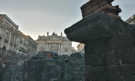 L'anfiteatro romano di piazza Stesicoro è uno dei monumenti più importanti del patrimonio culturale della nostra Isola. L’anfiteatro di Catania è strutturalmente il più complesso degli anfiteatri siciliani e il più grande in Sicilia.