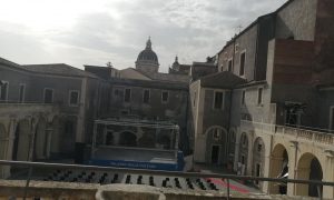 Palazzo Platamone gareggiava per bellezza, ricchezza e prestigio con quello dei Biscari. Fu distrutto dal terremoto del 1693 assime al convento benedettino che sorse dopo che la famiglia donò la propria dimora ai religiosi