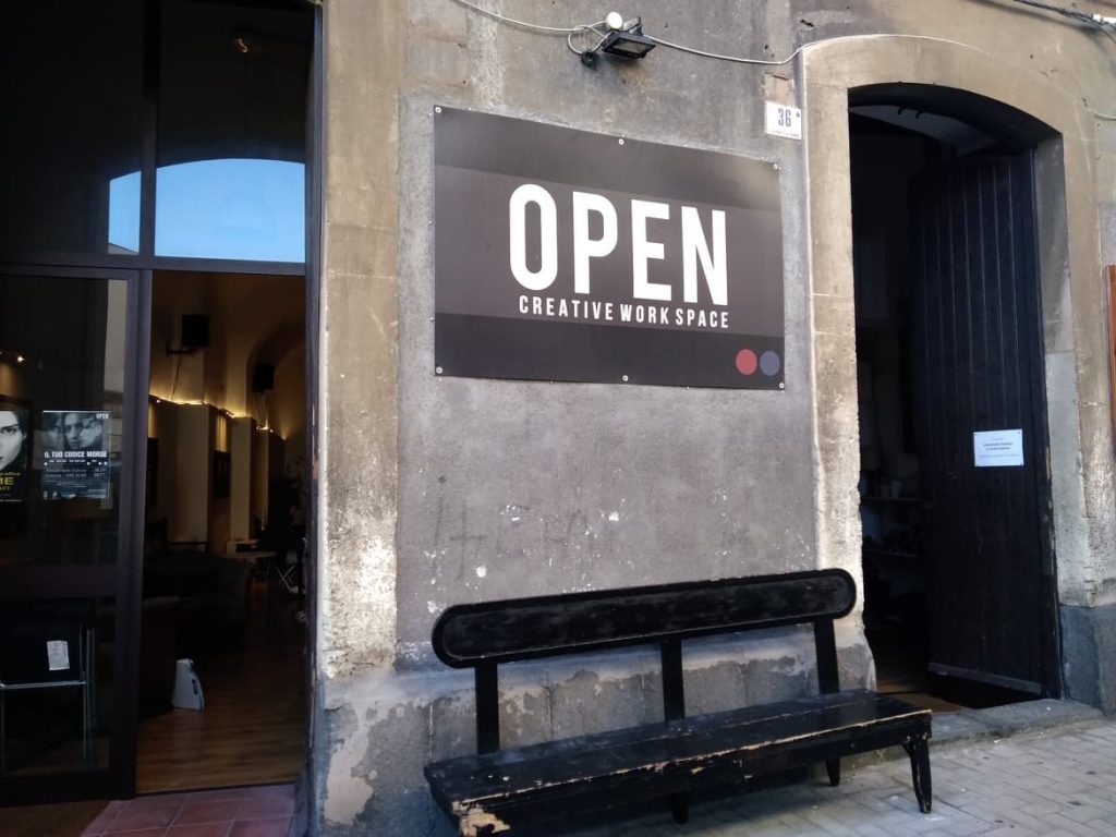 Centro Culturale Open: ingresso e logo
