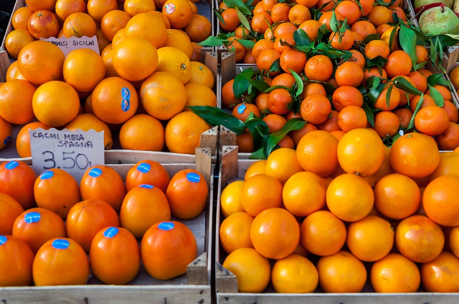 Obststand Mit Kakis Und Mandarinen Auf Dem Campo De Fiori By Wuestenigel Is Licensed Under Cc By 2.0