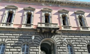 La Facciata principale di Palazzo Libertini presenta l'alternaza del bugnato alpian terreno con alternato al primo piano elementi propri dell'architettura classica rinascimentale