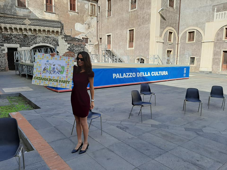 Valentina Carmen Chisari è l'ideatrice di Catania Book Party; è giornalista, è una delle autrici dei racconti contenuti nell’antologia “Catanesi per sempre”), autrice di un libro per bambini e lettrice volontaria appartenente al programma nazionale “Nati per Leggere”.