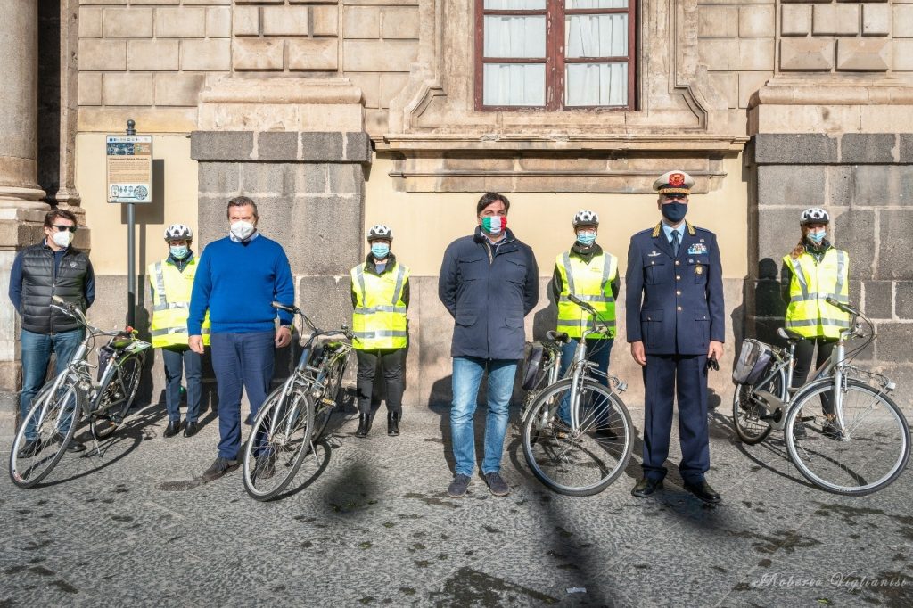 I neo assunti agenti di polizia municipale già attivi nelle vie del centro storico grazie anche alle biciclette messe a loro disposizione dal Comune.