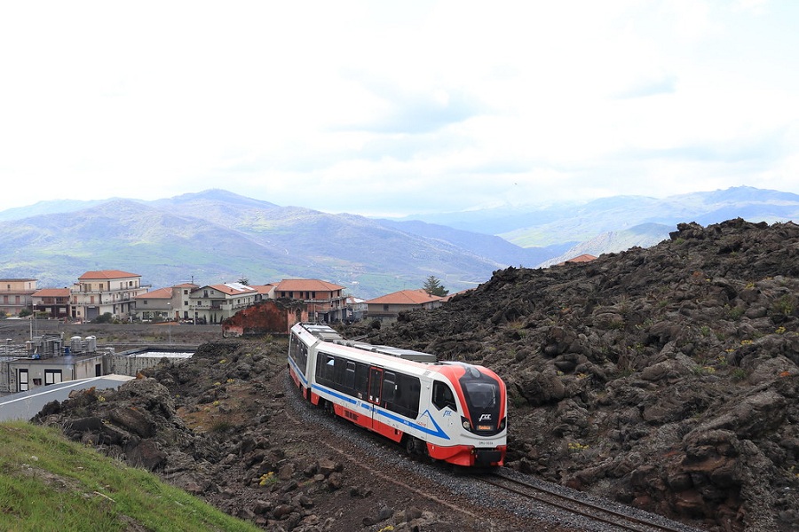 Tratta in Littorina Catania-Riposto. Foto di: DMU 003 (FCE); Bronte; 26.03.2018 by patricks_oepnv_bilder is licensed under CC BY 2.0
