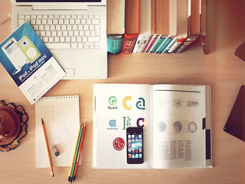 Doposcuola: Libri, telefoni, e materiale scolastico - Foto: Pixabay