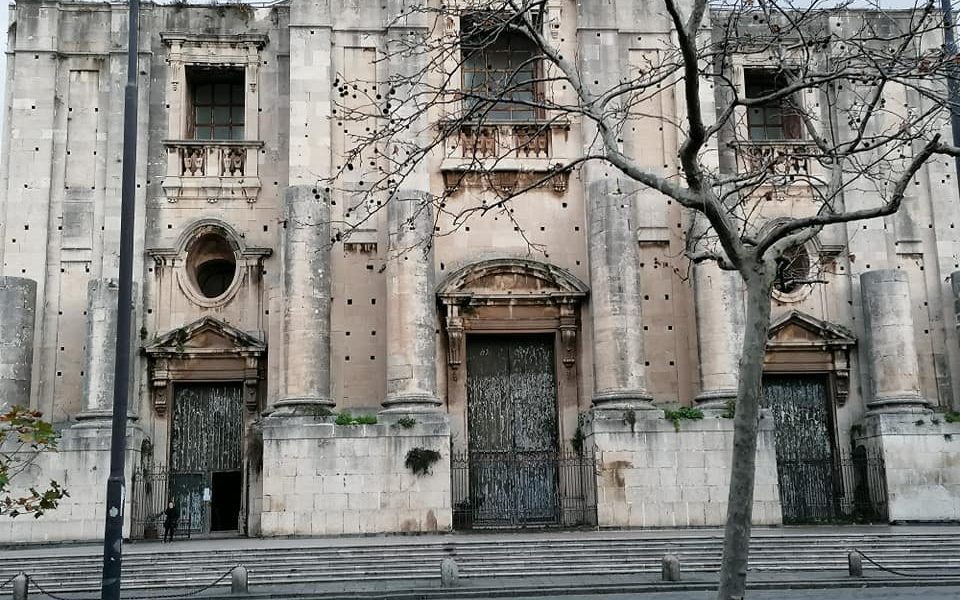 I portoni lignei della chiesa di San Nicolò L'Arena saranno presto restaurati grazie ai proventi raccolti dal comune, dalla tassa di soggiorno