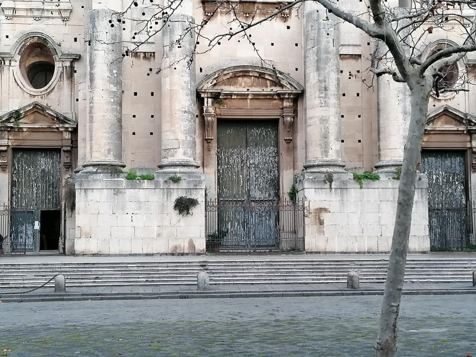 I portoni lignei della Chiesa di san Nicolò l'Arena, deturpati dal tempo e dalle meni dei vandali , saranno presto oggetto di interventi specifici.
