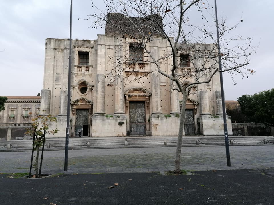 Il particolare Prospetto incompiuto della Chiesa di san Nicolò l'Arena,, struttura religiosa a metà fra Barocco e Neoclassicismo