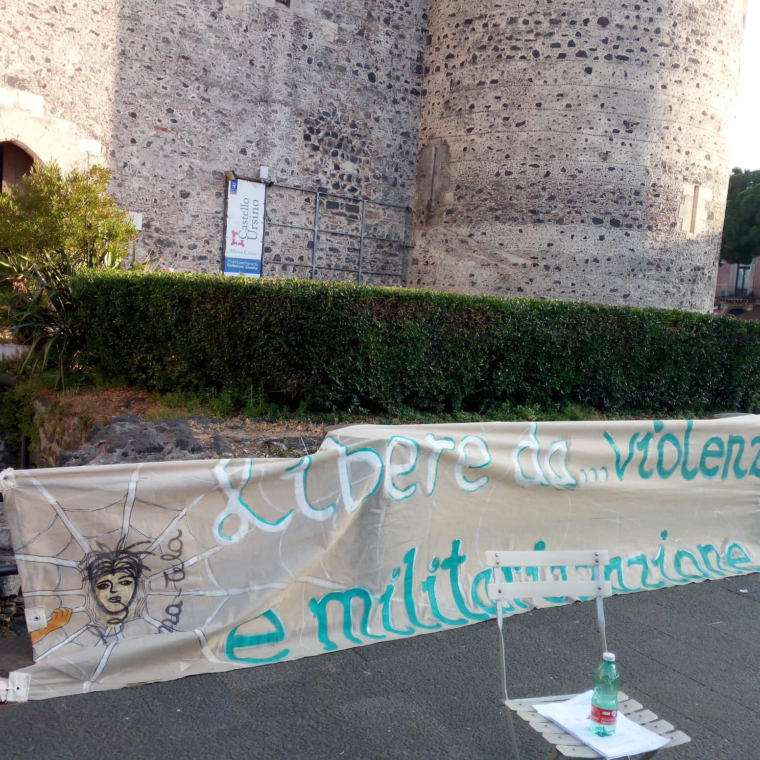 Flash mob con lo striscione e cartelli vari de La Ragnatela, giugno 2020