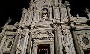 Le lampade sono tutte di nuova generazione e in linea con il rispetto del contesto storico e ambientale. Ad oggi l’illuminazione riguarda solo il prospetto, presto si allargherà anche al corpo esterno che si affaccia su via Vittorio Emanuele.