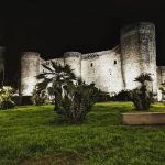 Il nuovo prospetto di Castello Ursino valorizzato con un'efficace illuminazione artistica