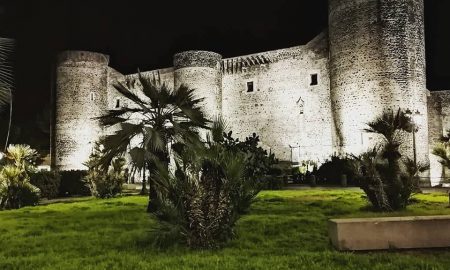 Il nuovo prospetto di Castello Ursino valorizzato con un'efficace illuminazione artistica
