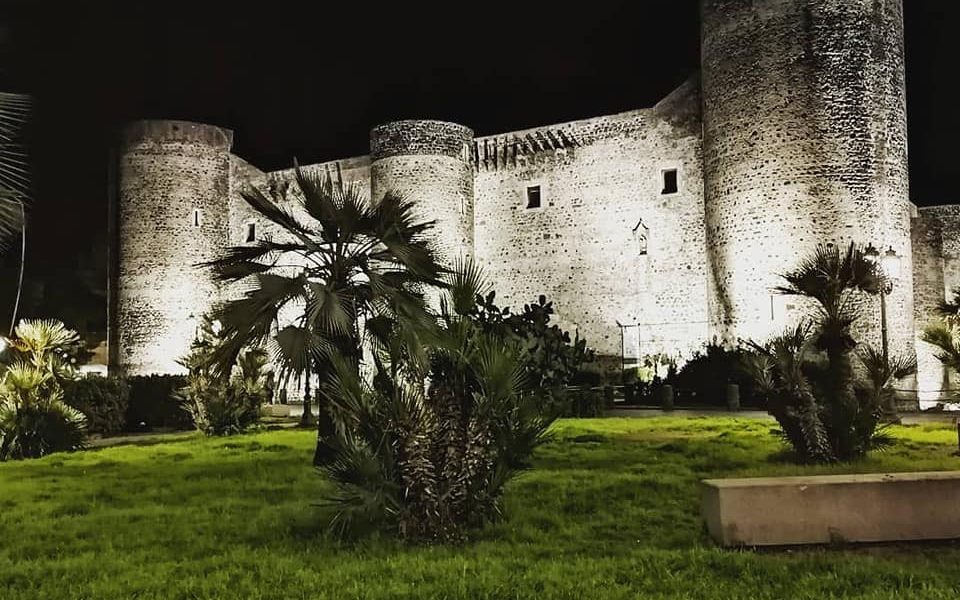 Il nuovo prospetto di Castello Ursino valorizzato con un'efficace illuminazione artistica