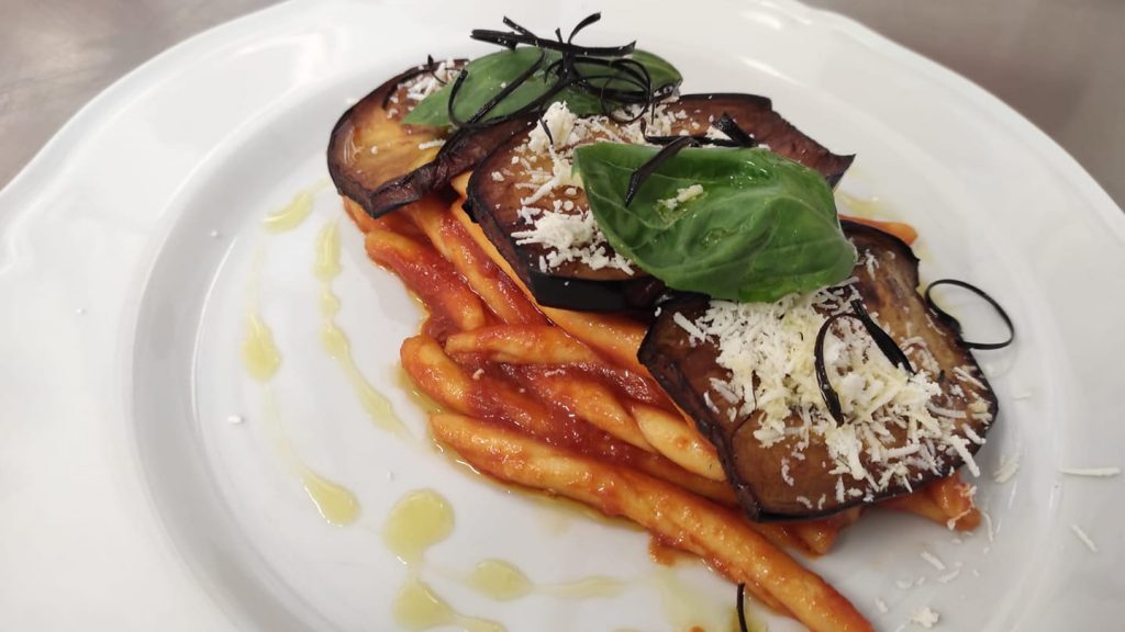 La Fipe Confcommercio di Catania, l’associazione dei ristoratori, ha avanzato la proposta del riconoscimento della pasta alla Norma come patrimonio culturale gastronomico dell’Unesco.