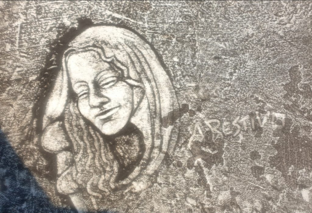 La particolare espressione realizzata dall'artista iperealista Alfonso Restivo con la cenere lavica, omaggiando la Madonna. 