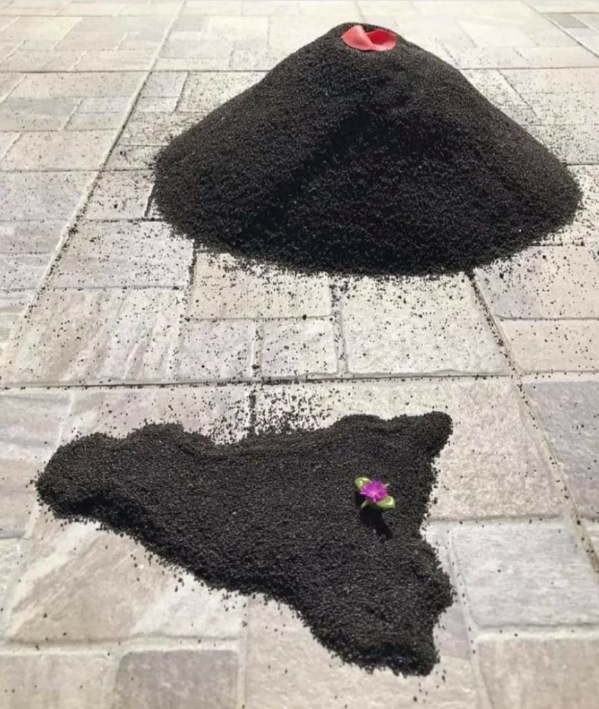 artisti locali hanno realizzato suggestive creazioni artistiche con la cenere lavica