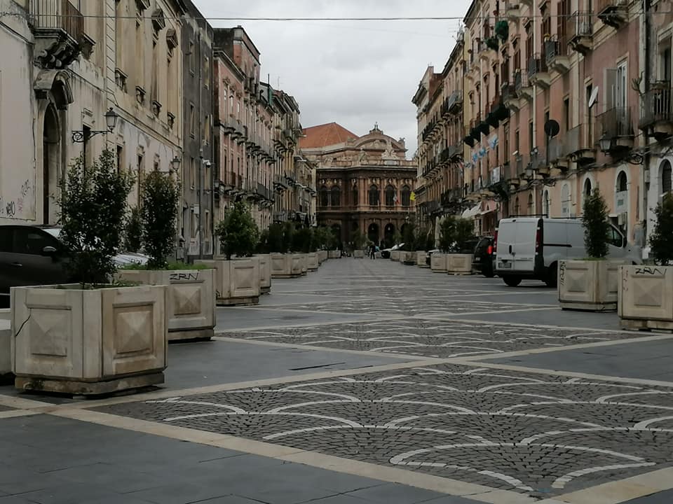 La piazza Teatro massimo antistante il teatro dedicato a Bellini è zona pedonale