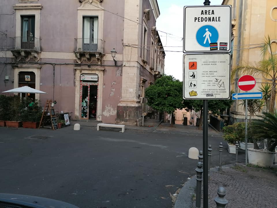 nuove panchine e dissuasori per scoraggiare gli automobilisti incivili in via Crocoferi