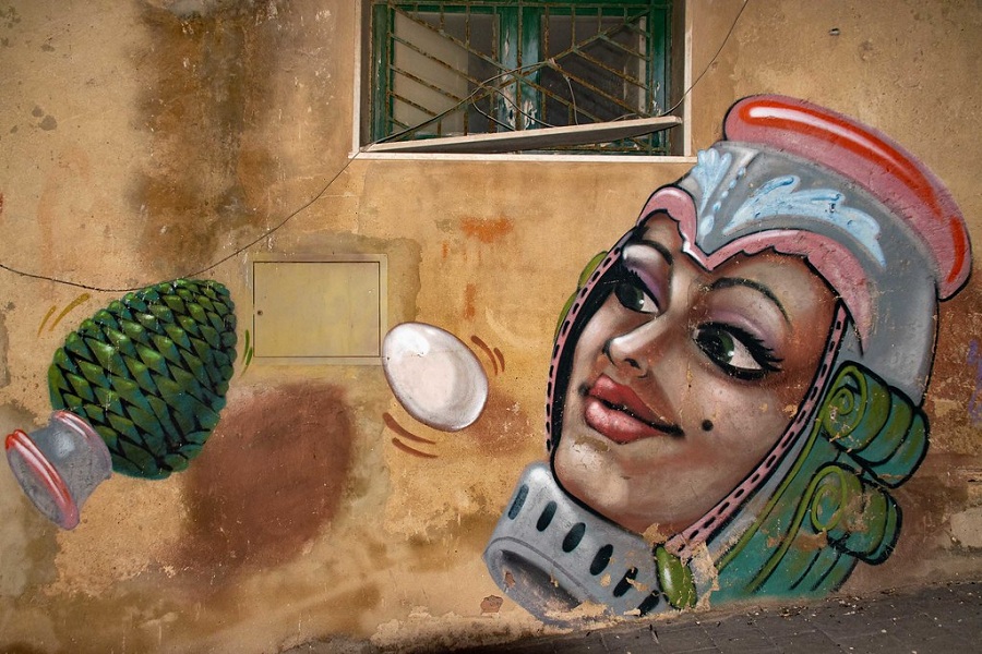 Pigne di Sicilia in street art. Foto di: Wall art in the Baroque pottery city Caltagirone in Sicily, Italy by www.ralfsteinberger.com is licensed under CC BY 2.0