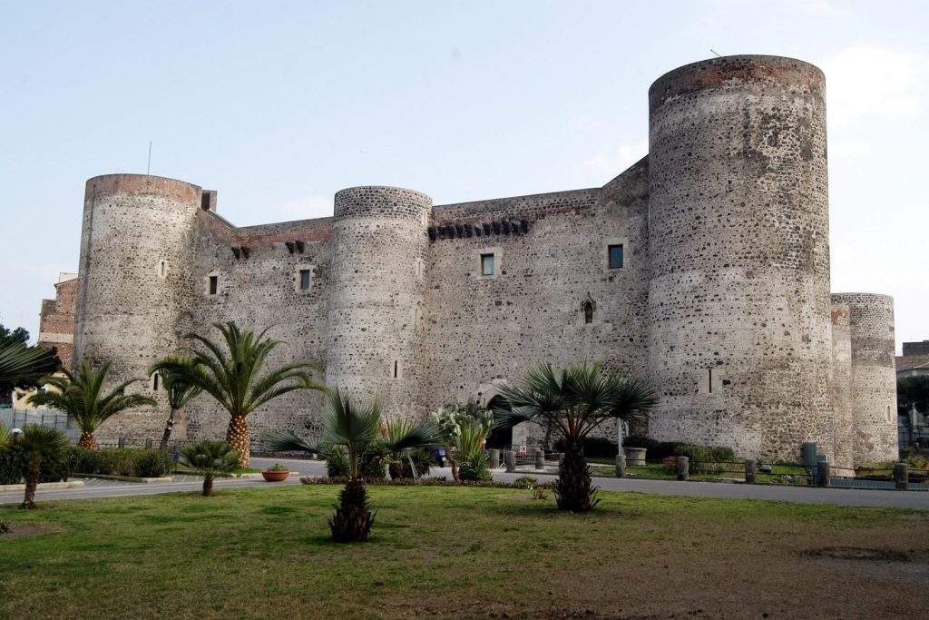 Maria di Sicilia, Castello Ursino, luogo in cui la giovane donna visse costretta