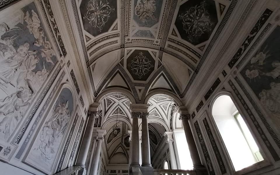 Scalone monumentale del monastero dei Benedettini spesso paragonato alle scalinate dì'ingresso dei palazzi reali di Caserta e Versailles
