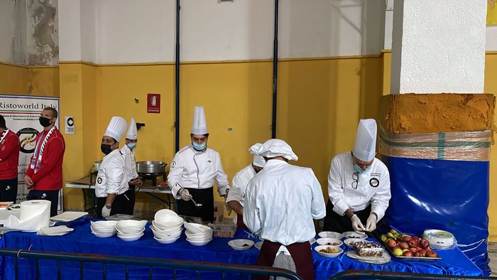 I cuochi di Ristoworld italia impegnati a preparare pasti caldi per gli ospiti del Palaspedini durante l'emergenza maltempo che ha flagellato Catania.