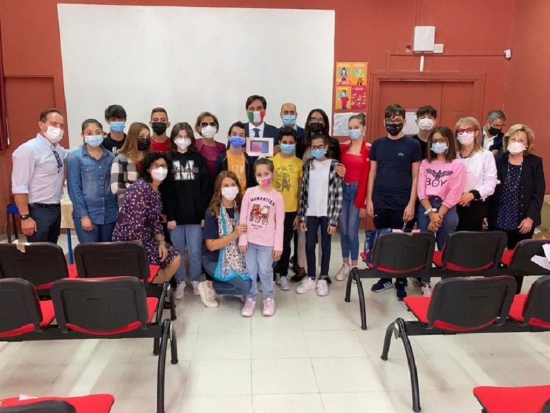 Essere Bambini A Catania- consegna dei Tablet - Foto: Pagina Facebook del sindaco Pogliese