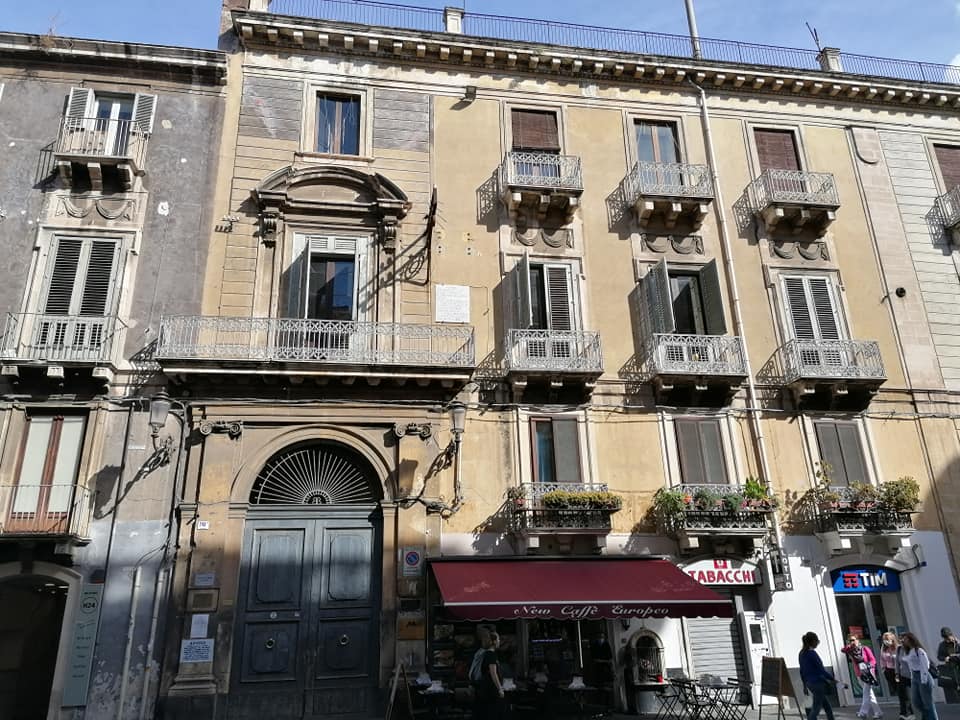 La facciata di palazzo Nicotra Bertuccio, del 1850, sede della Società Storico Catanese