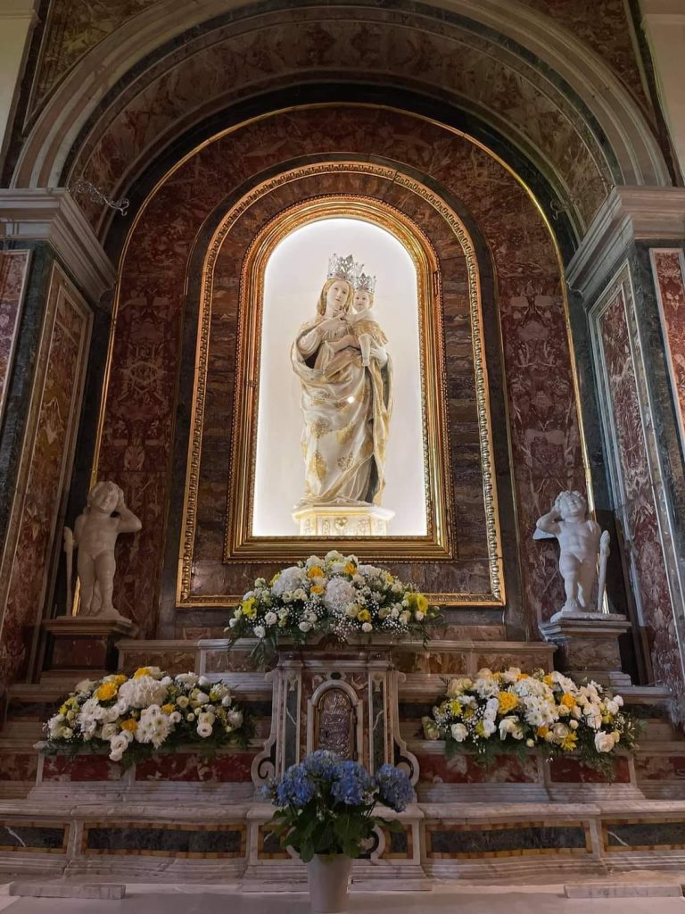 Fra le opere preziose che abbelliscono la Chiesa di Santa Maria di Gesù vi è la statua in marmo saccaroide della Madonna col Bambino, opera di Antonello Gagini