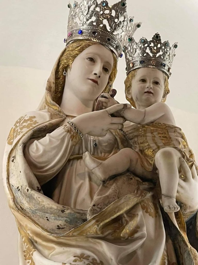 Fra le opere preziose della Chiesa la Madonna col Bambino del Gagini, qui recentemente incoronata.