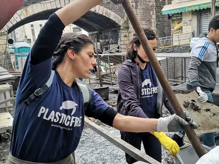 I volontari di Plastic Free Catania impegnati a ripulire i danni dell'emergenza maltempo. 