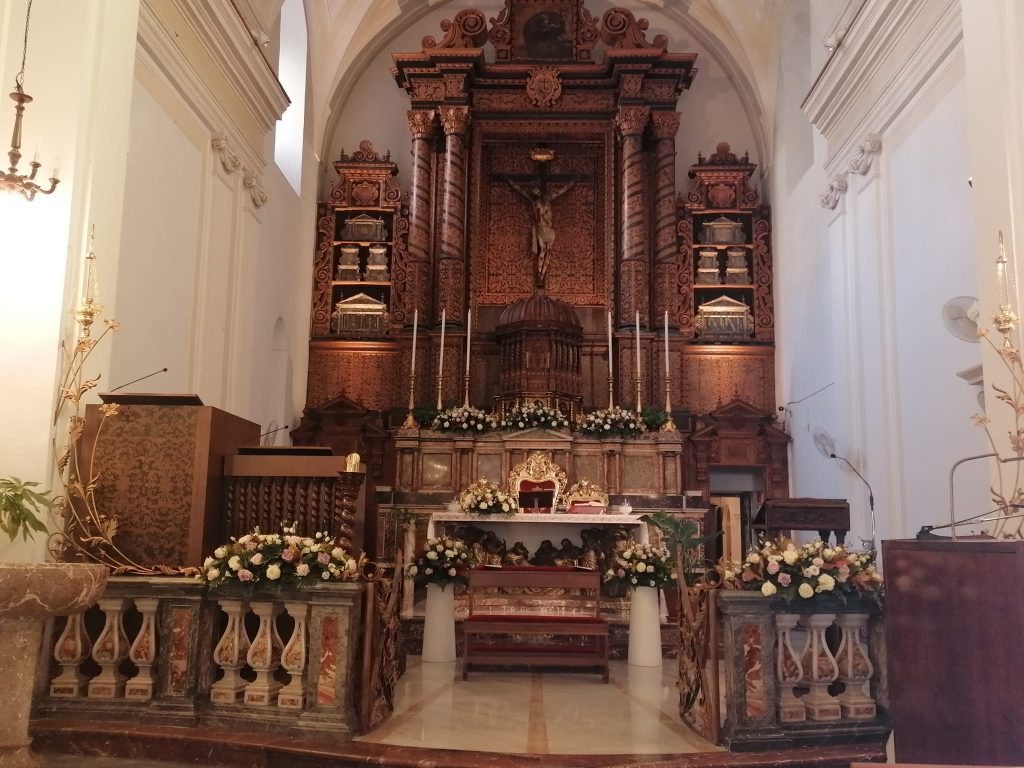 Fra le opere più preziose troviamo nel Presbiterio Santa Maria Di Gesù il Crocifisso di Fra' umile