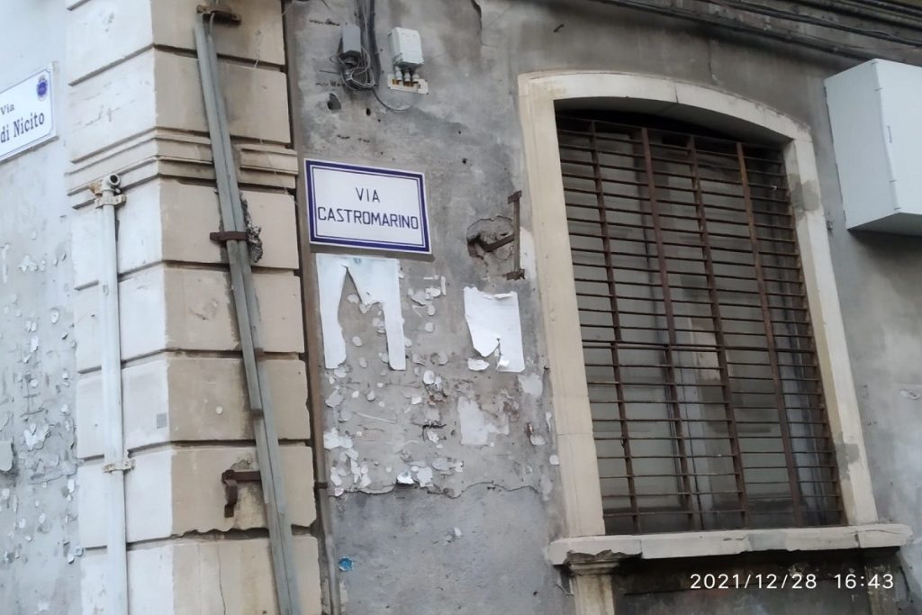 Via Castromarino- il cartello che contiene il nome- Foto: Cavaleri Francesca Agata