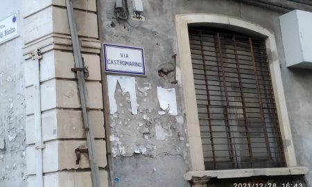 Via Castromarino- il cartello che contiene il nome- Foto: Cavaleri Francesca Agata