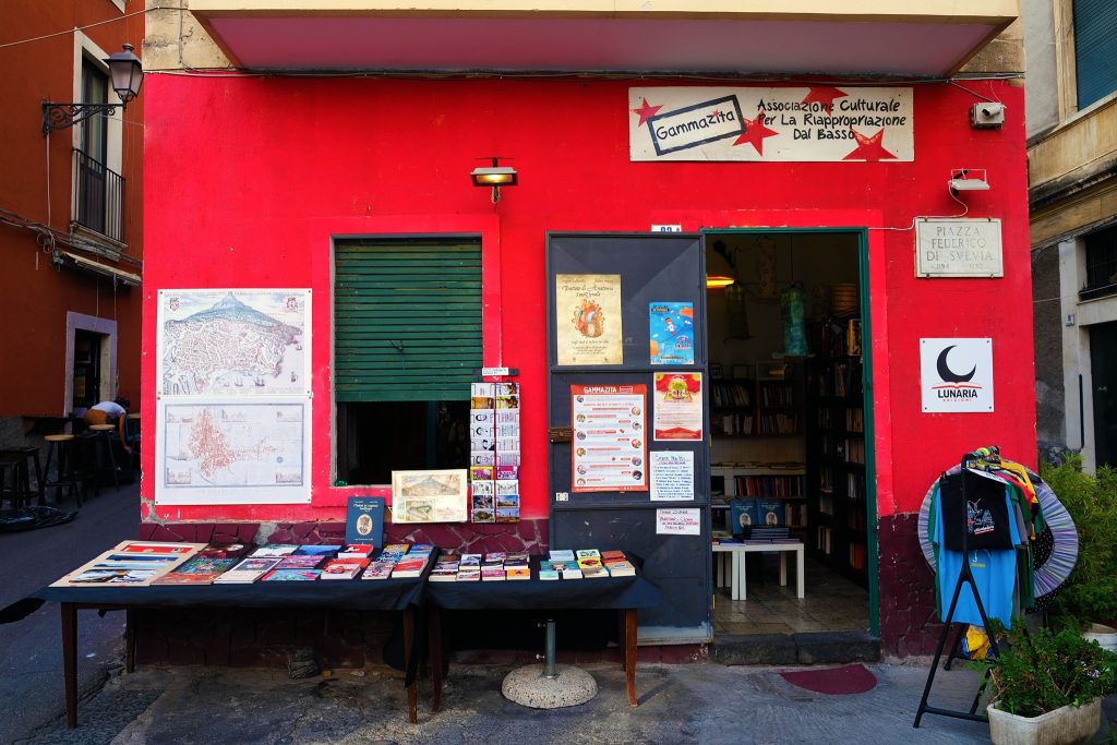 Lunaria è la casa editrice e libreria dell'associazione Gammazita