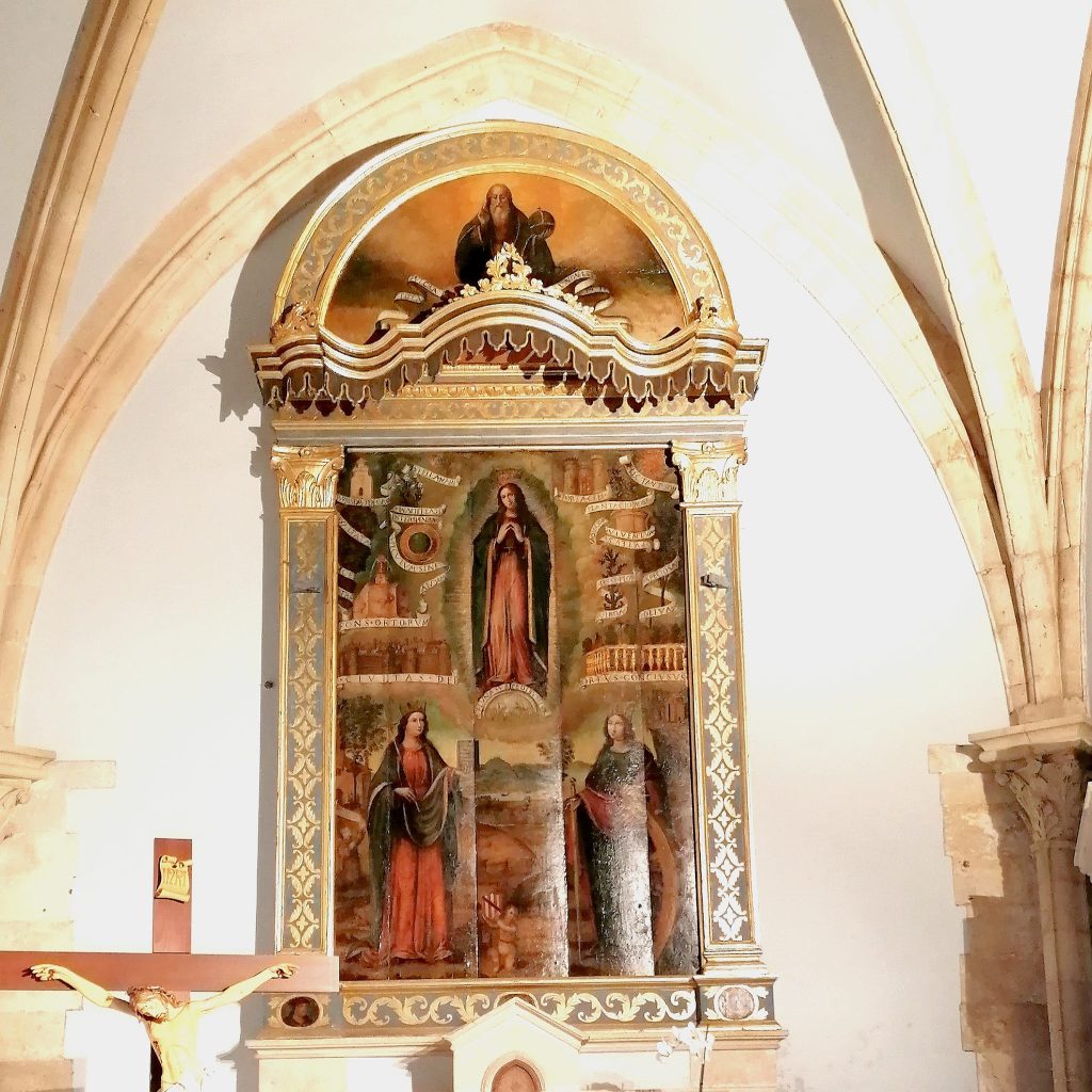 Fra le opere preziose che si trovano all'interno della cappella gentilizia della famiglia Paternò vi è la pala d'altare di A. De Chirico