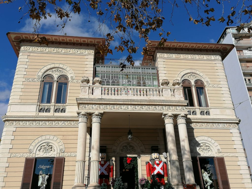 Villa del Grado nacque nei primi anni del 1900 con la prima denominazione di Villa Cigno-Cocuzza.