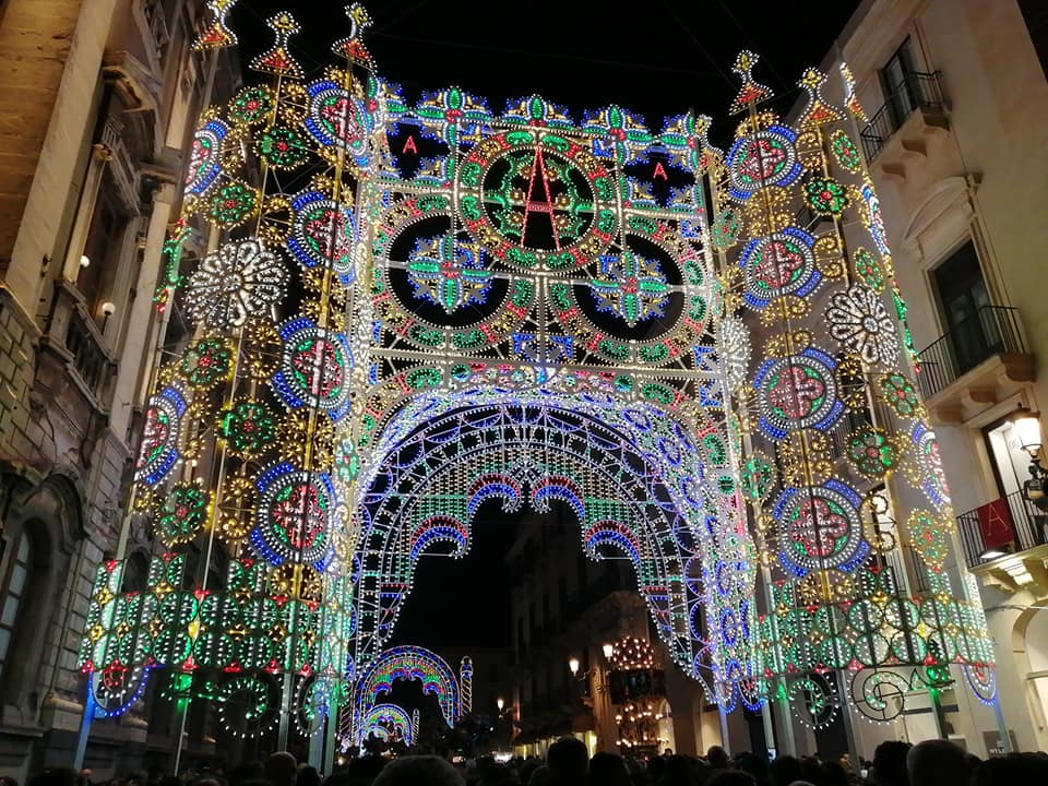 Via Luminaria e carrozze fra le attrazioni dellea città durante la festa di S. Agata