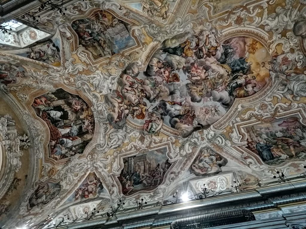 Gli affreschi che abbelliscono la Chiesa di San Benedetto. 