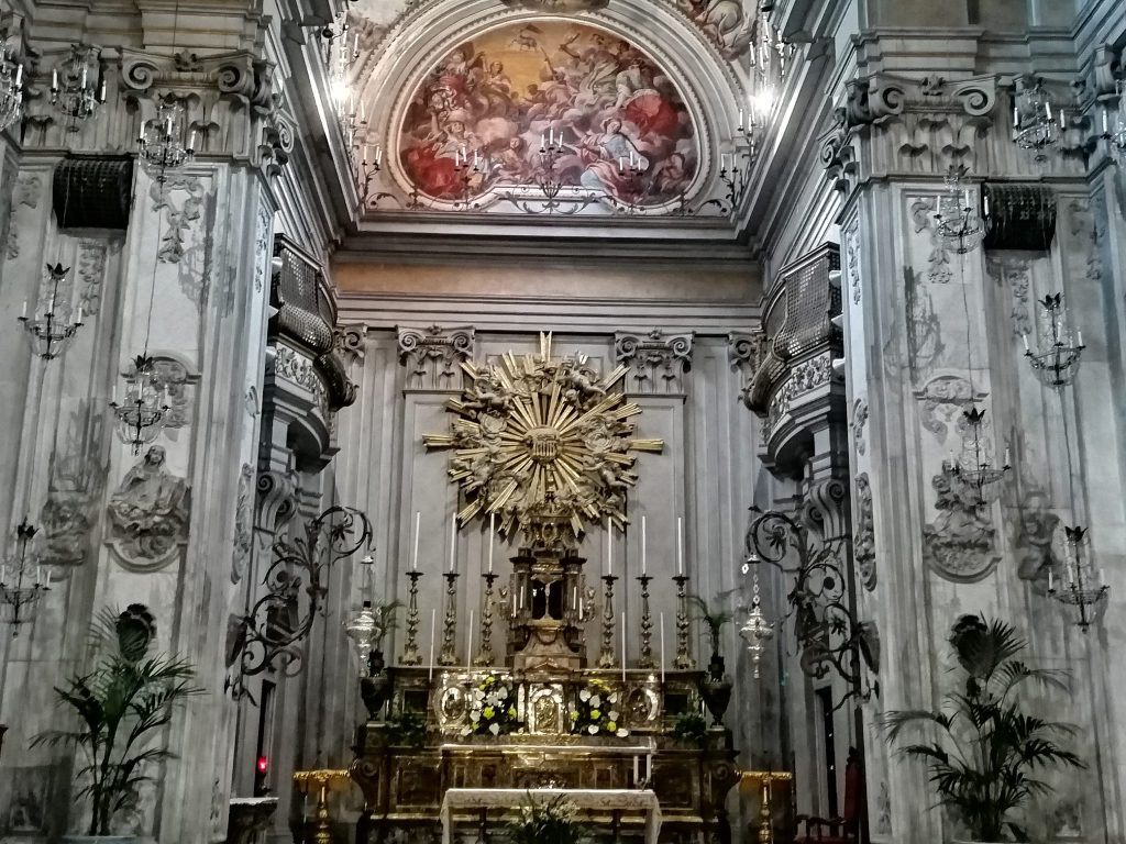 Fra i meravigliosi affreschi del Tuccari all'interno della Chiesa di San Benedetto emerge quello del presbiterio con L'Incoronazione di Maria Vergine