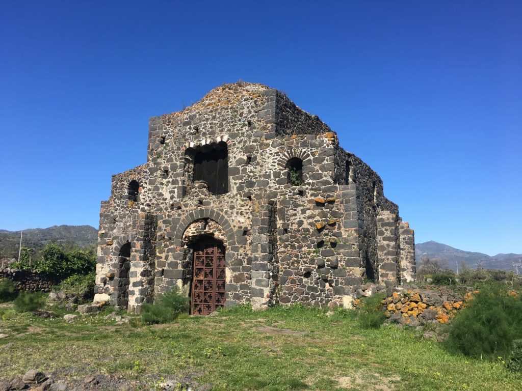 La Cuba di Santa Domenica a Castiglione di Sicilia, borgo della valle dell’Alcantara appartenente alla provincia di Catania, è una delle testimonianze più preziose e meglio conservate dell’architettura religiosa bizantina In Sicilia