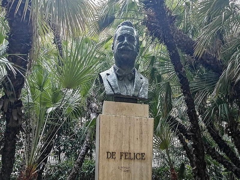 Giadino degli illustri - il busto di De Felice- Foto: itcatania.it