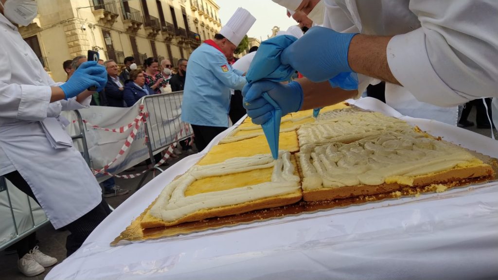 Alcuni cuochi e pasticceri di Ristoworld impegnati nella realizzazione della torta gigante